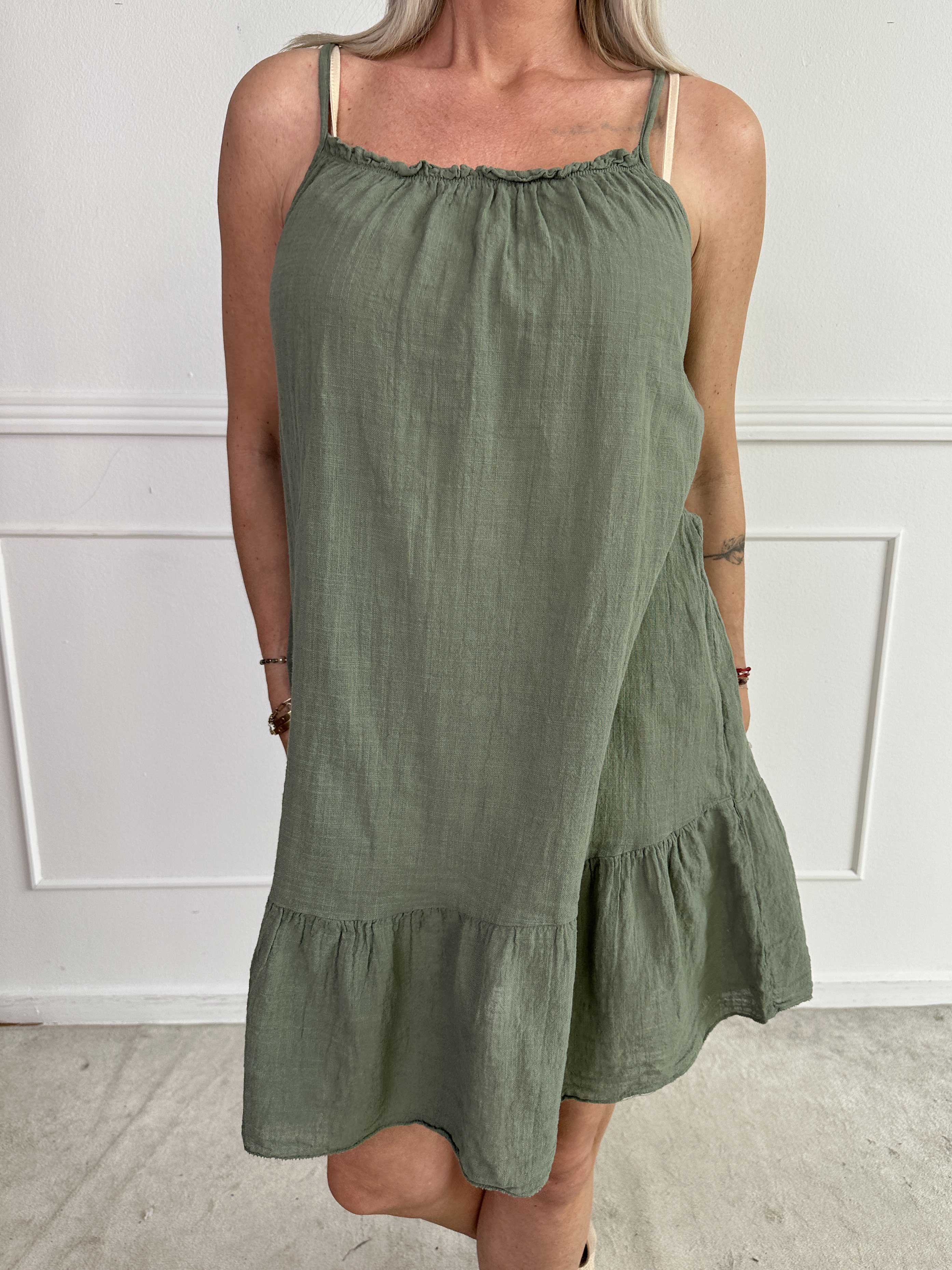 Aegle - Bomulds stropkjole i hørlignende stof med flæsekant